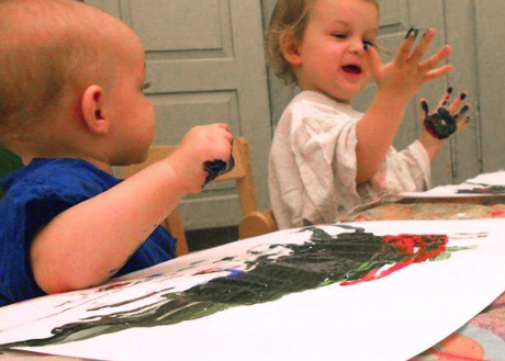 Bild zweier Kinder beim Malen